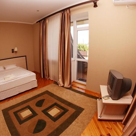 Uyut Hotel แชร์นีฮีฟ ภายนอก รูปภาพ