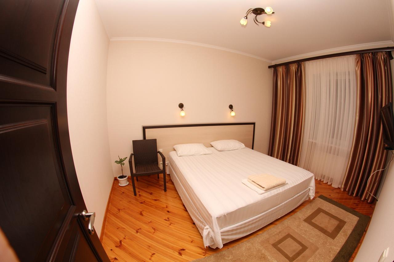 Uyut Hotel แชร์นีฮีฟ ภายนอก รูปภาพ
