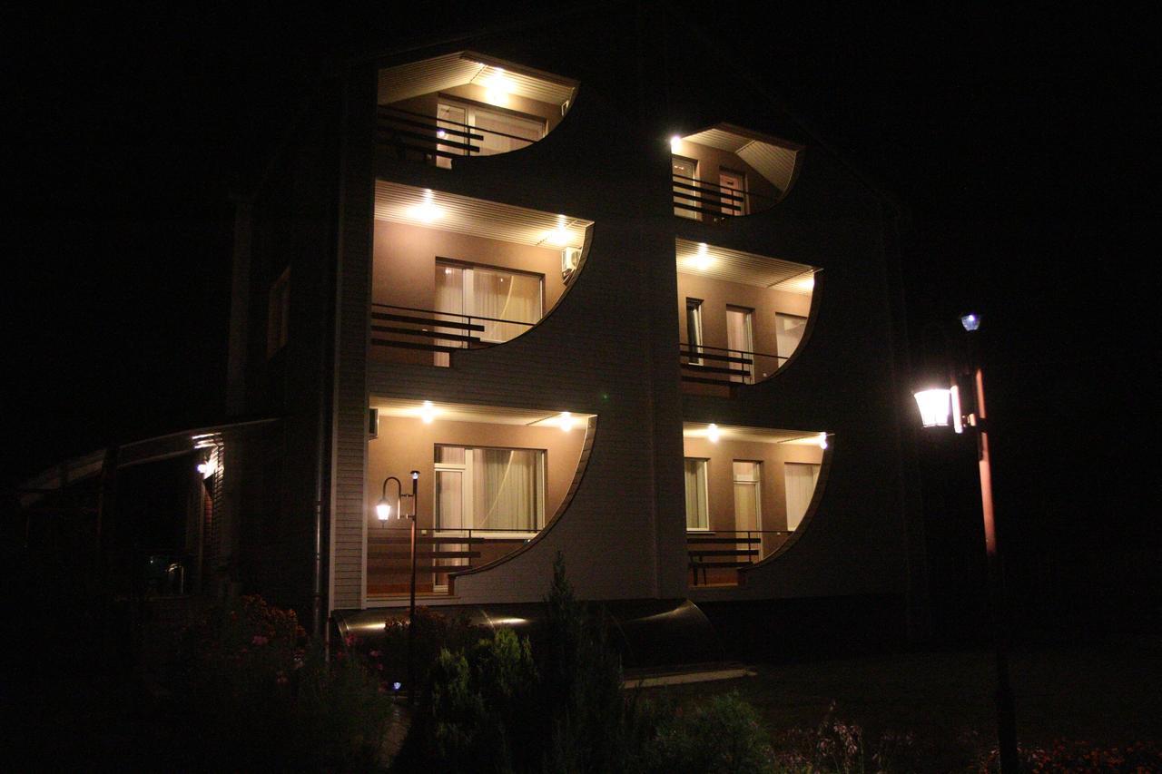 Uyut Hotel แชร์นีฮีฟ ภายนอก รูปภาพ